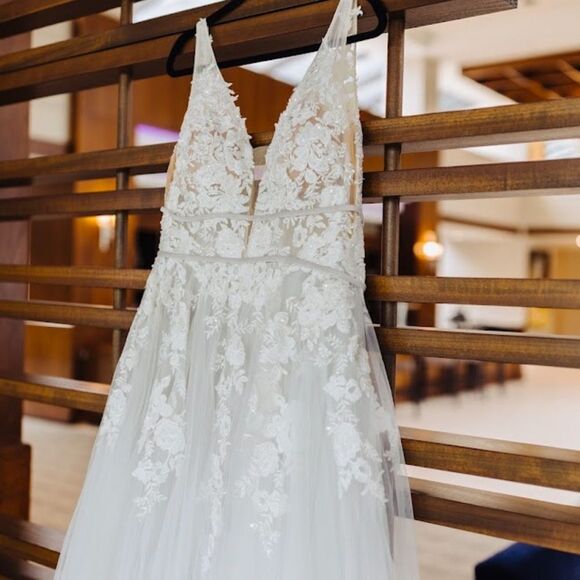 Elegant White Lace Evening Gown - Picture 2 of 13